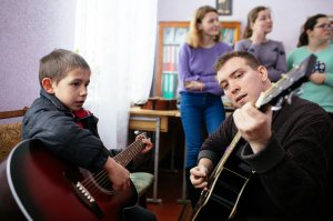 Майлз Грін навчає школяра з черкаського села Носачі грати на гітарі. Отримав американський грант на закупівлю музичних інструментів для шкільного ансамблю