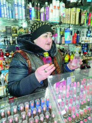 Продавчиня вінницького  ринку Урожай Лариса Блохіна показує парфуми, які найчастіше ­купують на подарунок. Коштують 250–300 гривень. Також популярні помади — від 55 гривень,  креми — від 120
