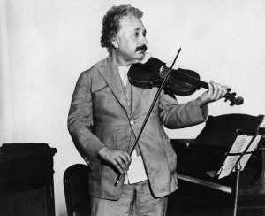 Скрипку немецкого физика Альберта Эйнштейна продали за полмиллиона долларов. Фото: stories-of-success