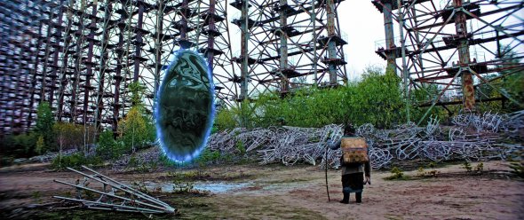 Актриса Ірма Вітовська (стоїть спиною) у фільмі ”Брама” зіграла жительку Чорнобильської зони відчуження бабу Прісю. Біля покинутої радіолокаційної станції ”Дуга” побачила портал у паралельну реальність