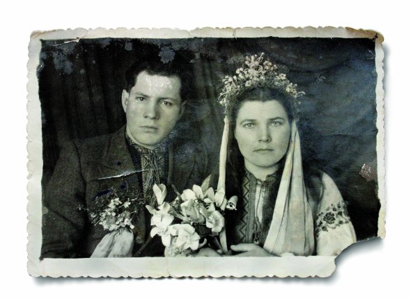 Весільне фото Марії і Петра Пастухів. Побралися в лютому 1950 року. Фотографувалися в Рогатині на Івано-Франківщині