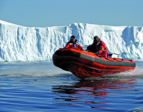 Двоє учасників експедиції їдуть на антарктичну станцію ”Академік Вернадський” проводити дослідження у водах неподалік острова Галіндез. Прозорість води сягає майже 37 метрів. Айсберги можуть бути 30–50 метрів заввишки. Відколотий кількатонний шматок здатен підняти хвилю, що перекине човен