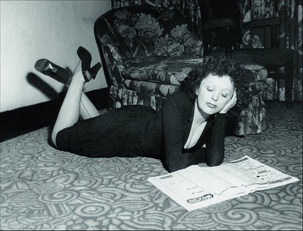 Едіт Піаф, Париж, 1948 рік. Ще за життя стала національним символом. За три роки до смерті вийшла її мільйонна платівка – такого успіху не було ні в кого у світі на той час