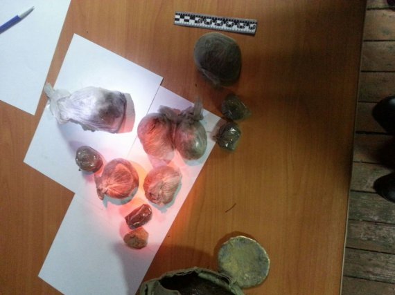 Ссотрудники полиции РФ при осмотре автомобиля нашли золотую шайбу и 1,5 кг золотого песка