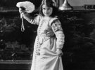 На фото 9-річна Елізабет Анжела Марґеріт Боус-Ліон - мати королеви Єлизавети. Народжена у вікторіанську епоху (1909 рік), вона стала свідком безпрецедентних змін у монархії Британської імперії.