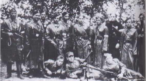 Бойовики Армії Крайової після знищення українського села Сагринь.