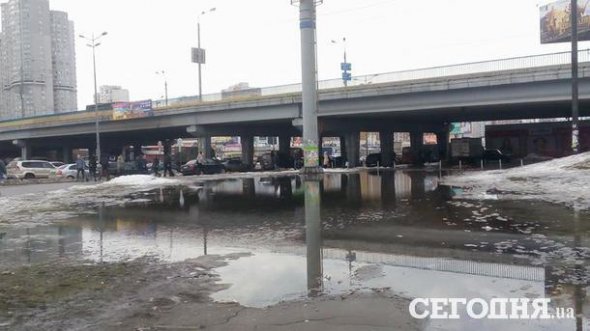 Біля станції метро Позняки в Києві з'явилося ціле озеро біля транспортної розв'язки