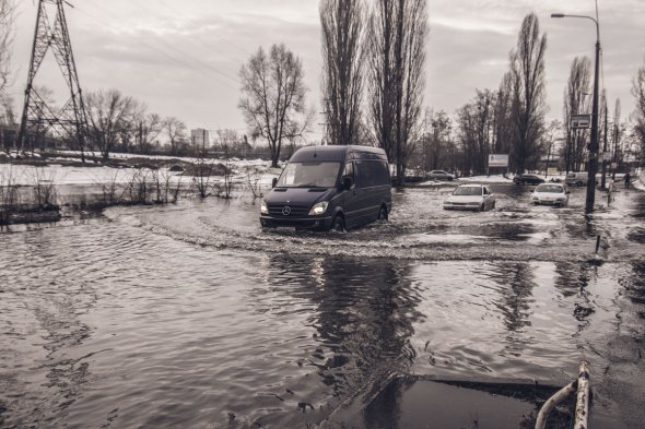 Машины глохнут посреди водоема, теряют государственные номера автомобилей