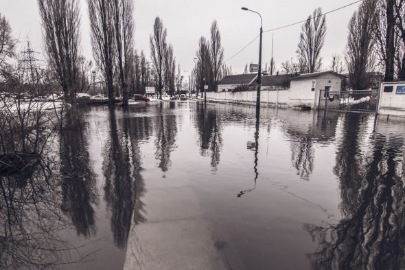 Машини глухнуть посеред водойми, гублять державні номери автомобілів