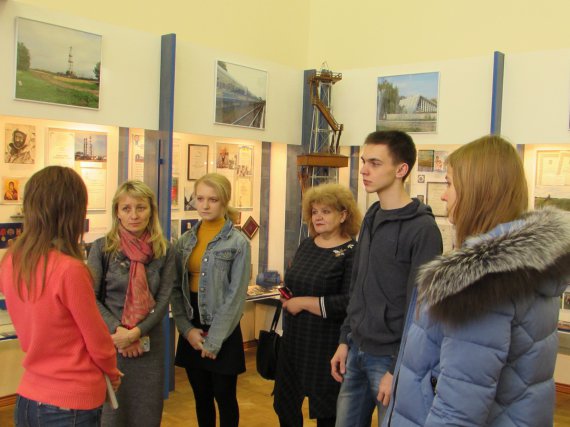 Ученики полтавской школы слушают экскурсию о добровольцах
