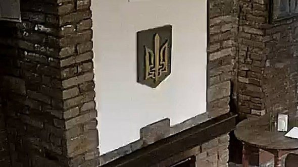 Герб висів на стіні ресторану в центрі Тернополя