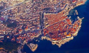 Прогулянка по знаменитих міських стінах Дубровника займає близько двох годин