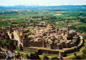 Каркассон - укрепленный французский город, его стены возвели в  галло-римскими временами.