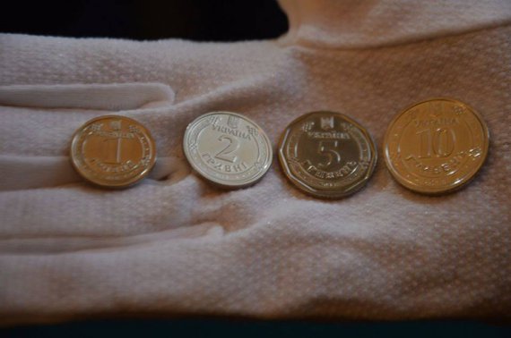 В Национальном банке Украины презентовали новые оборотные монеты номиналом 1, 2 грн.
