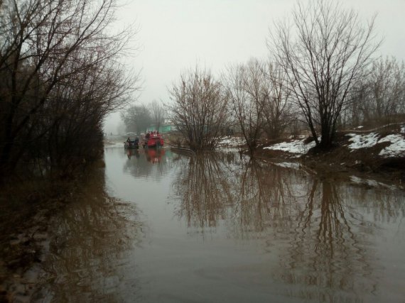 Затоплены около 50 м дороги, высота воды достигает 1,5 м.