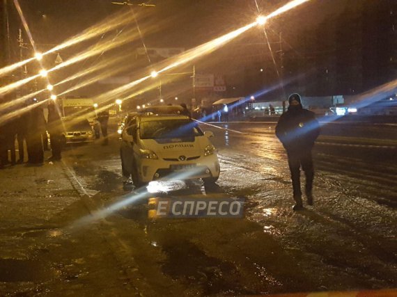 В Киеве мужчина бросил взрывчаткой в полицейских