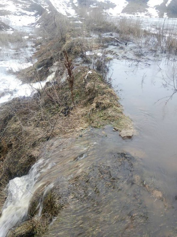 Фільтрат кольору кока-коли витікає у колодязі. Там пів таблиці Менделєєва