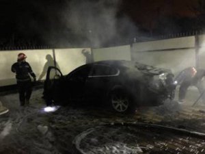 В Одесской области неизвестные сожгли Jaguar депутата, облив бензином
