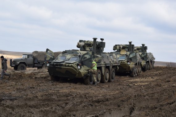 Практичне випробування нових БТР-4Е з подолання водних перешкод