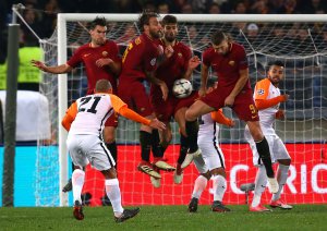 Півзахисник ”Шахтаря” Алан Патрик (№21) невдало виконує штрафний удар наприкінці матчу з ”Ромою”. М’яч влучив у ”стінку”