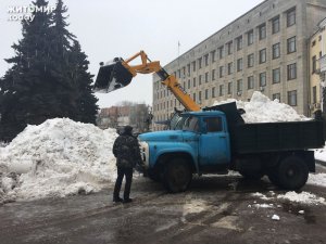 Дніпро: сніг у Павлограді вивозять на сміттєзвалище аби попередити загоряння