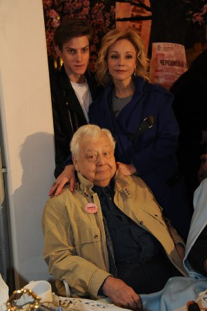 Олег Табаков фотографується з сином Павлом і другою дружиною Мариною Зудіною. Вона — його колишня студентка, на 30 років молодша