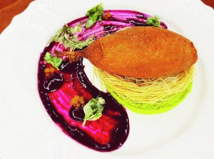 За ресторанною подачею котлету викладають на ”гніздо” з дрібної локшини. Збоку — пюре з зеленого горошку. Прикрашають зеленню, поливають вершковим маслом