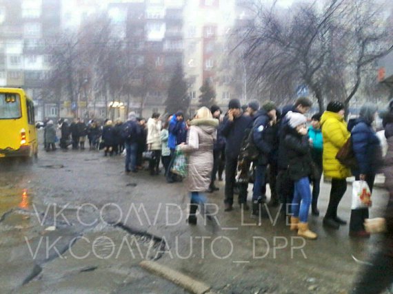 В сети показали очередь за «междугородными билетами» Макеевка — Донецк. Фото: соцсети