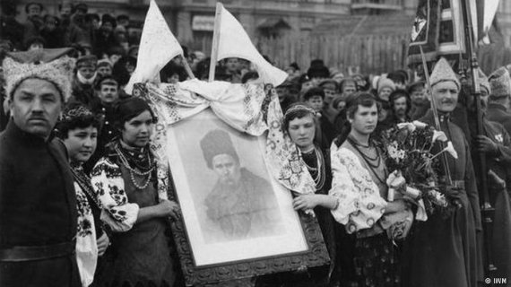 Демонстрація у Києві в березні 1918 року на підтримку української державності та Берестейського миру. Фото, зроблене німецьким кореспондентом, із колекції Імперського воєнного музею Лондона, Великобританія.