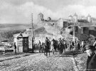 У лютому 1918 року Австро-угорські війська досягли Кам'янця-Подільського. Позаду видніється знаменита фортеця, відома з XIV століття як частина оборонної системи міста. З 22 березня 1919 по листопад 1920 Кам'янець-Подільський був столицею УНР.