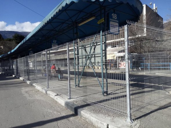 Автовокзал у Ялті окупанти огородили металевою загорожею