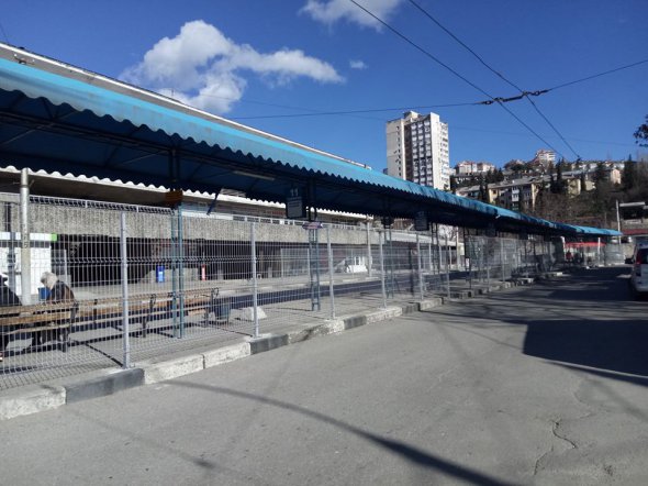 Автовокзал в Ялте оккупанты огородили металлической оградой