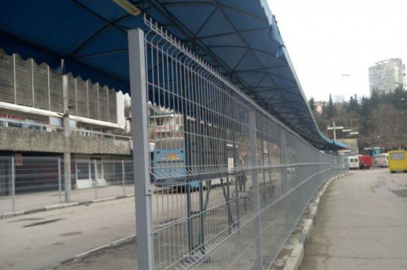 Автовокзал в Ялте оккупанты огородили металлической оградой