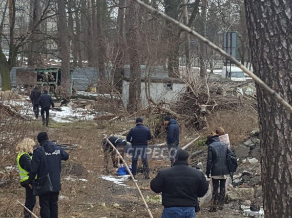 В Киеве на территории стройплощадки нашли тело 12-летней девочки