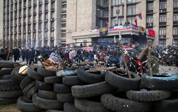 Милиция покинула площадь у здания Донецкой ОГА, по просьбе "митингующих".