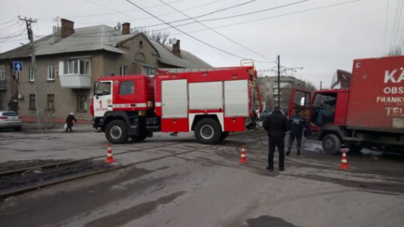 У Запоріжжі вантажний автомобіль провалився під землю