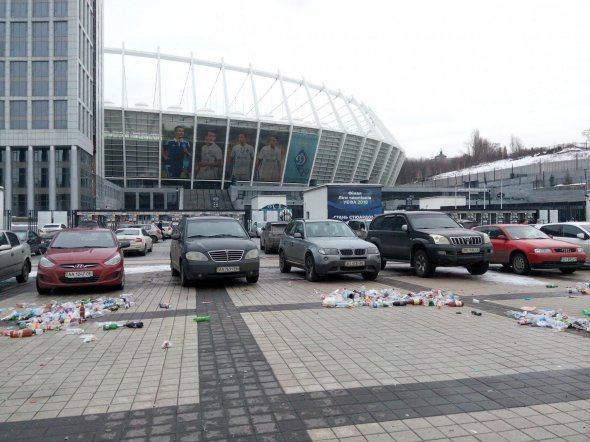 Фанати залишили сміття біля стадіону