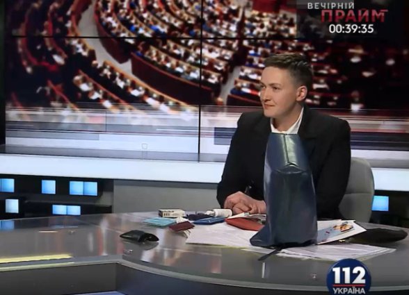 Савченко в прямом эфире показала содержимое своей сумки 