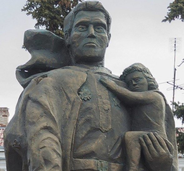 В Севастополе установили памятник военному