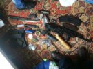 В Одессе во время обысков у представителей преступной группировки правоохранители изъяли пулемет, автоматы, гранаты и тротиловые шашки, а также наркотики