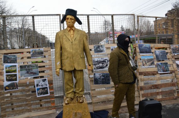 Близько 100 протестуючих із числа ВО "Свобода", Національного корпусу, організації "С14", "Правого сектора" і так званих національних дружин стоять на проїжджій частині Повітрофлотського проспекту в Києві поблизу російського посольства 