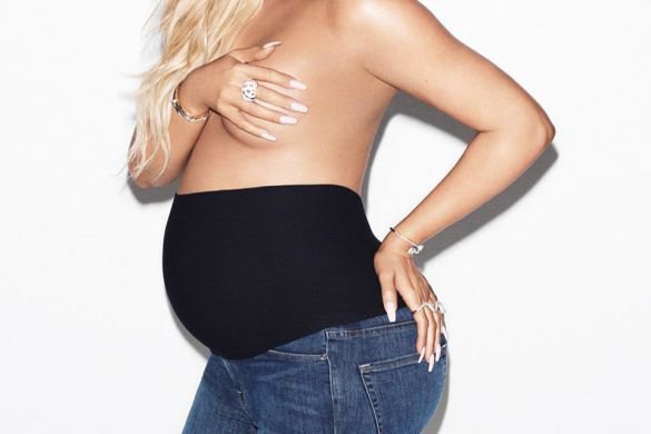 Вагітна Хлое Кардашян знялася топлес для реклами одягу