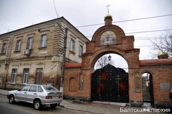 Невідомі облили фарбою ворота монастиря Московського патріархату на Одещині