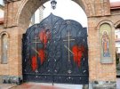 Неизвестные облили краской ворота монастыря Московского патриархата в Одесской области