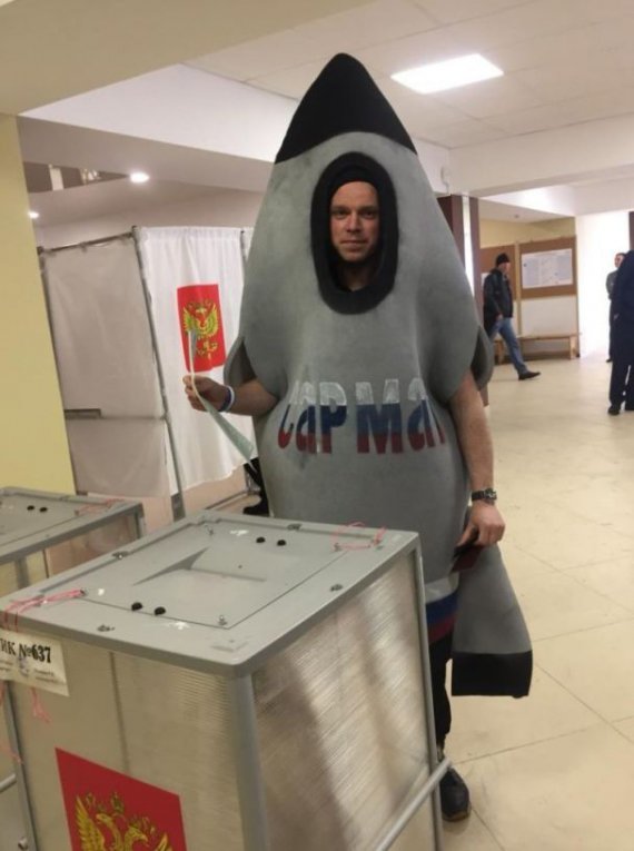 Чоловік прийшов на вибори у костюмі ядерної ракети "Сармат"