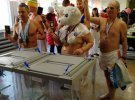 Росіяни приходять на вибори у незвичних костюмах
