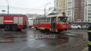 У Києві зіштовхнулись трамвай і вантажівка, на щастя, серйозно ніхто не постраждав. Фото: Еспресо