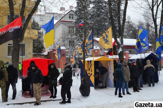 Полиция и националисты заблокировали консульство РФ во Львове