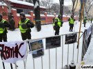 Полиция и националисты заблокировали консульство РФ во Львове