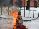 Правые активисты под консульством РФ сожгли картонный мини-макет Москвы